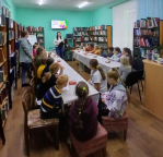 В Фоминской библиотеке состоялся мастер-класс по созданию брелков «Лабубу»